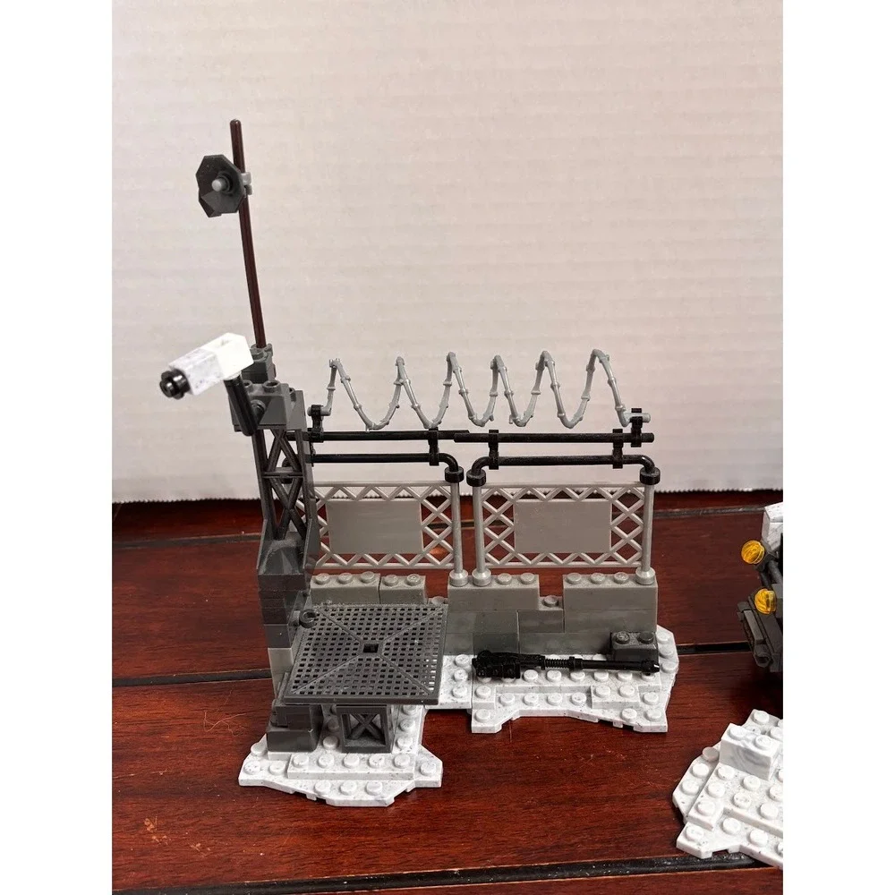 Mega Bloks Call of Duty Arctic Recon Military Truck and Checkpoint Building Set